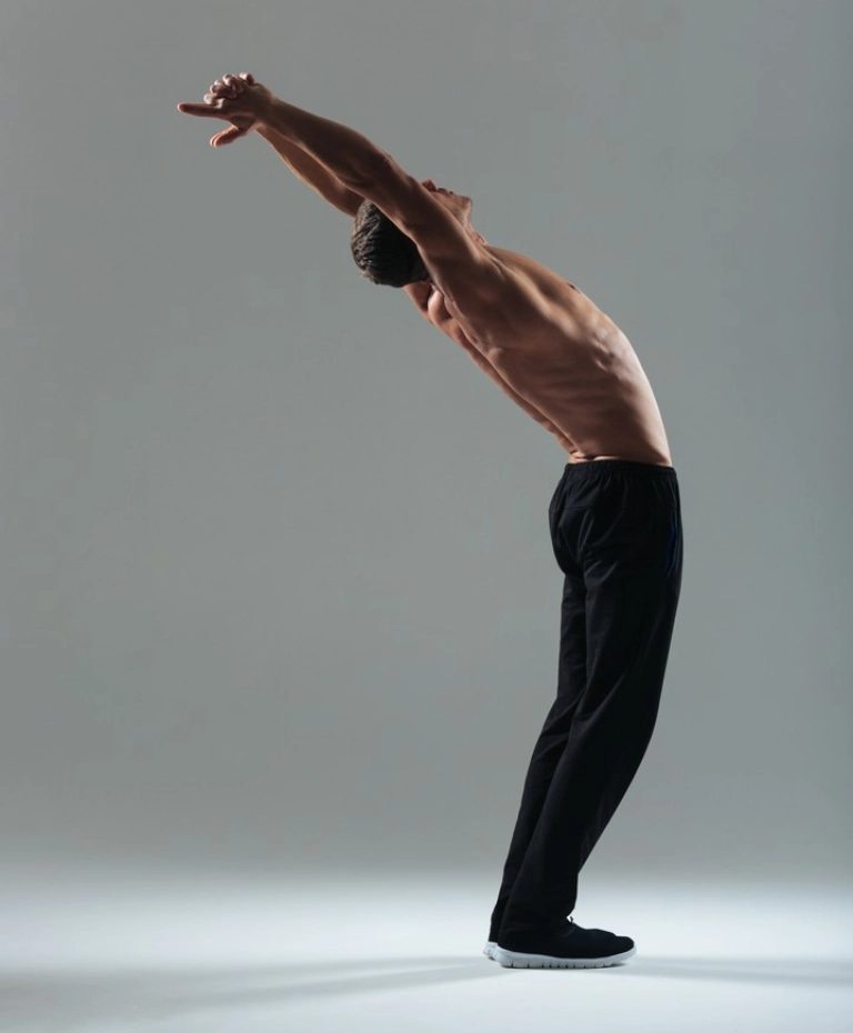 Rozciągający&nbsp;się mężczyzna