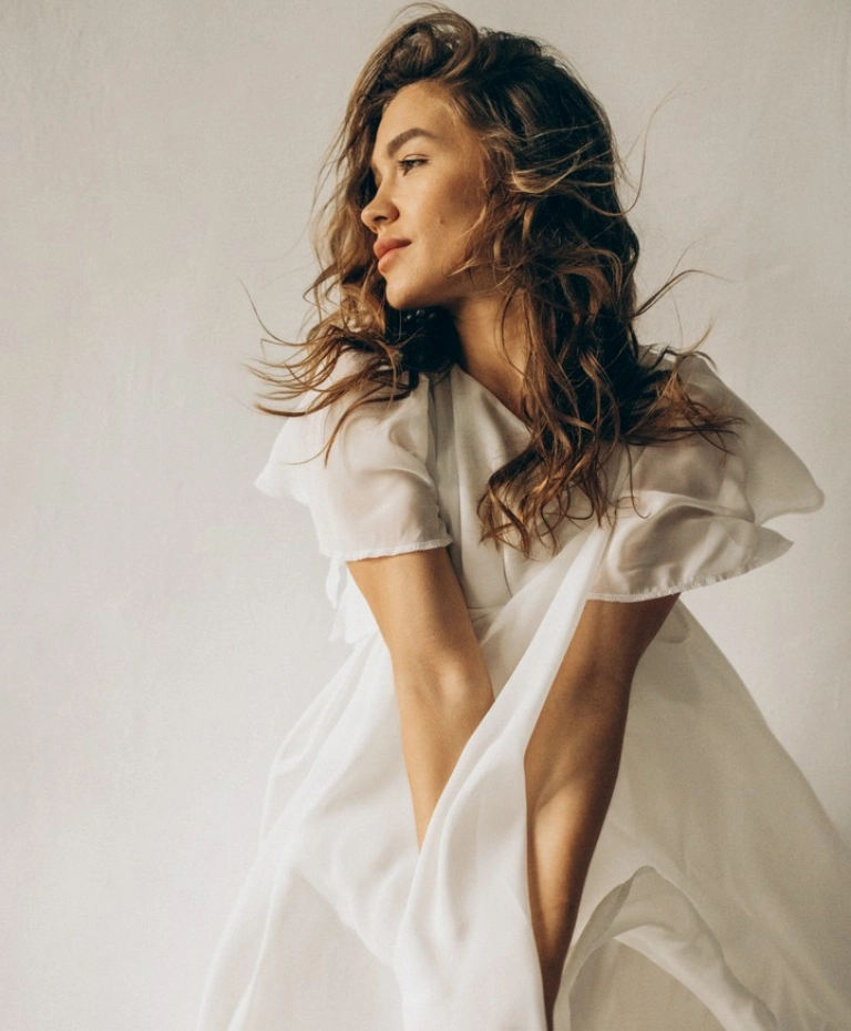 Kobieta w&nbsp;białej sukience