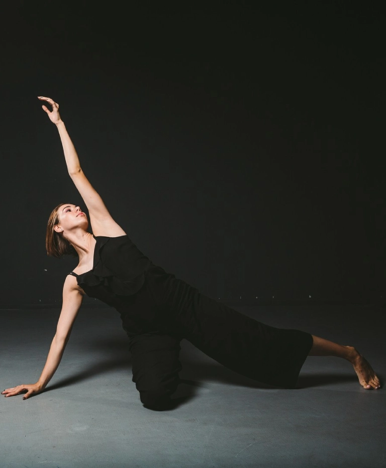 Kobieta w&nbsp;kombinezonie