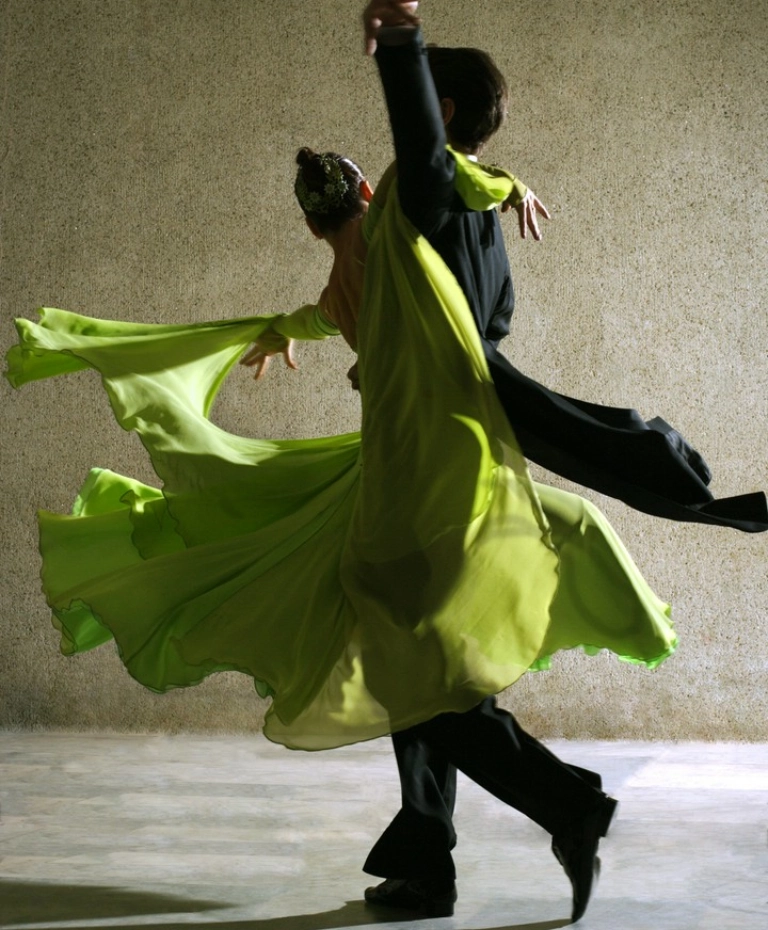 Kobieta w&nbsp;jasnej sukni